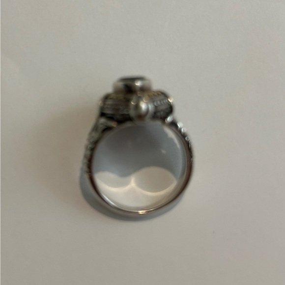 Elegant Silver and Gold-Toned Gem Ring - Picture 3 of 5